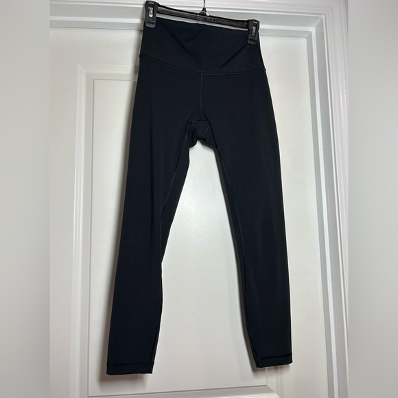 Lululemon Athletica Black Wunder Under Leggings with High-Rise Fit-25" - Picture 2 of 4